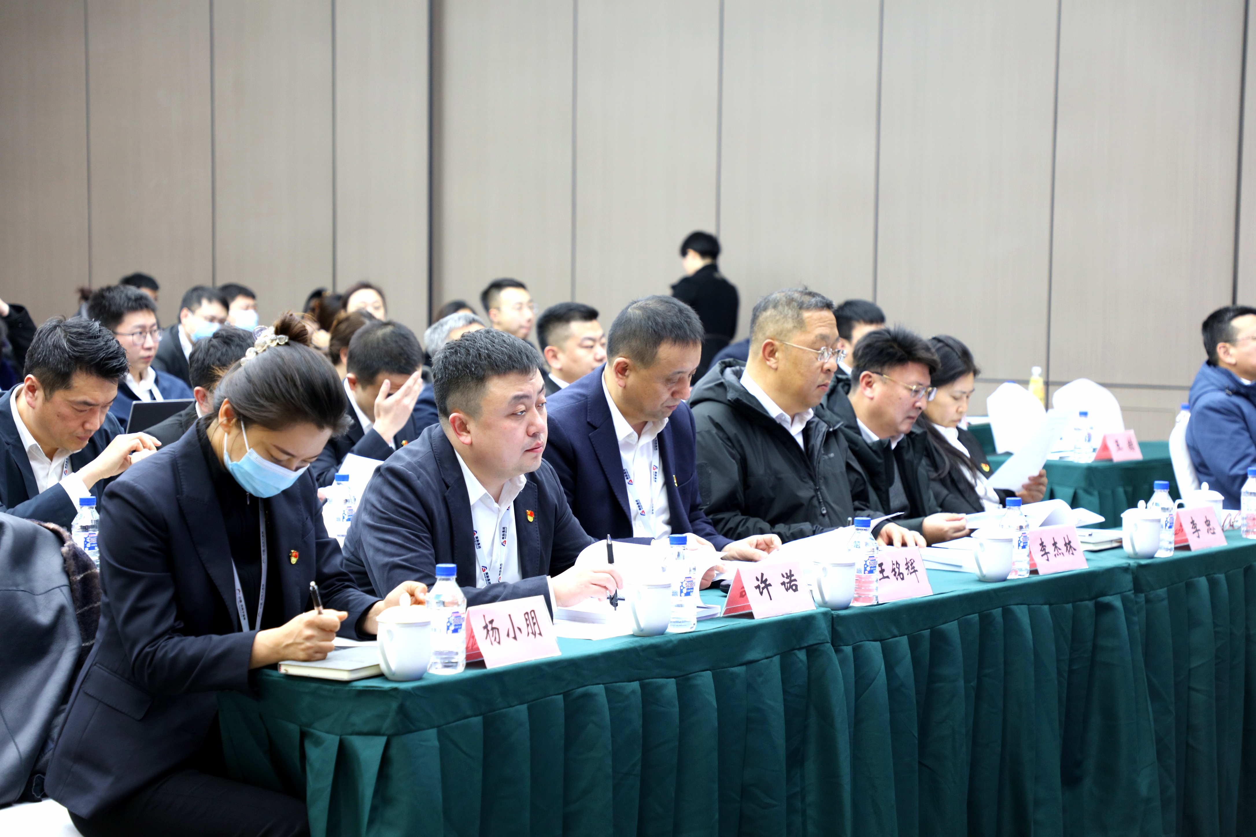 集團(tuán)舉行機(jī)關(guān)中層干部、借調(diào)和駐村干部2022年度述職測評會(huì)議